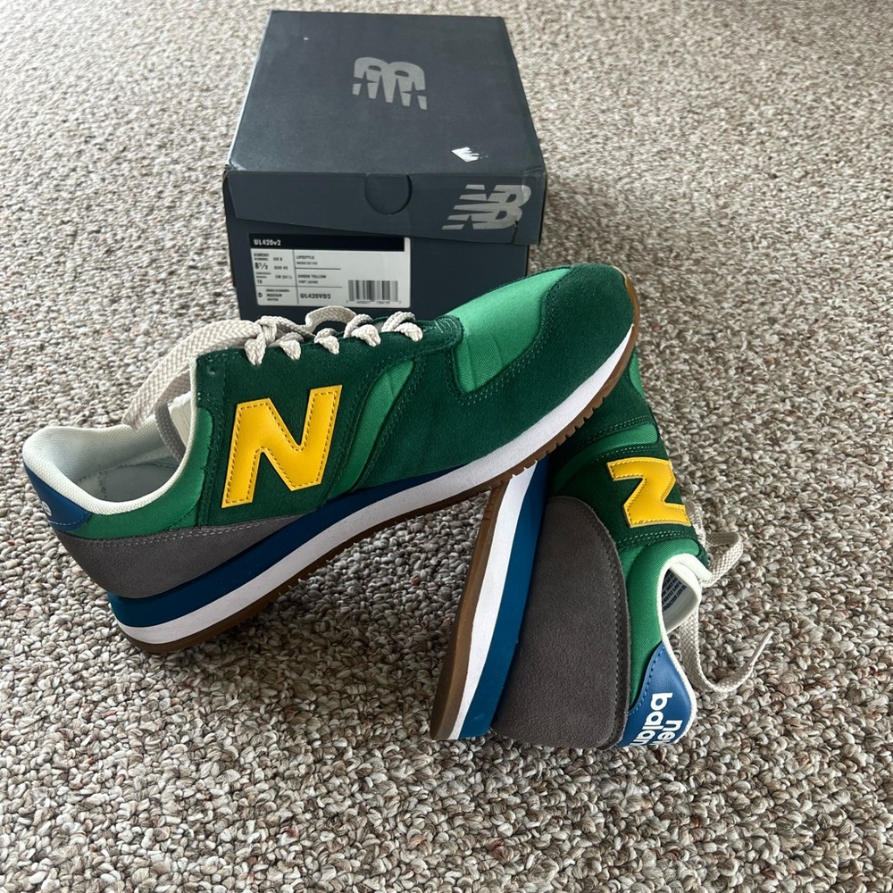 Green New Balance 420 tennis shoes